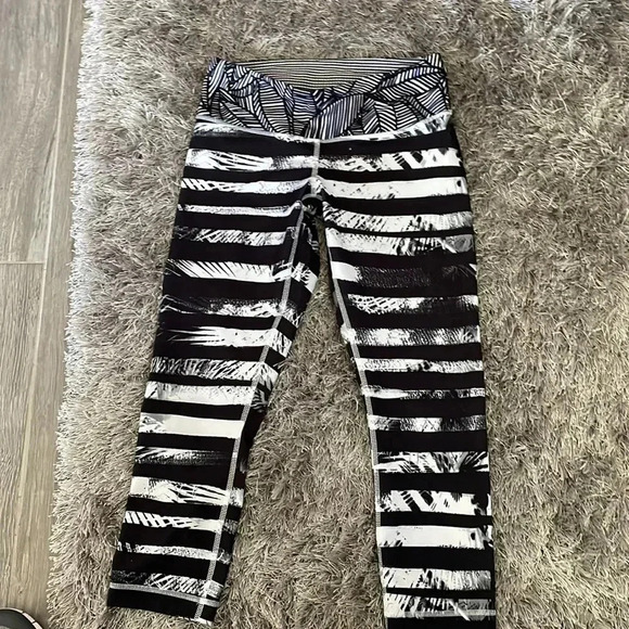 Lululemon wonder under crops11 - Picture 5 of 10